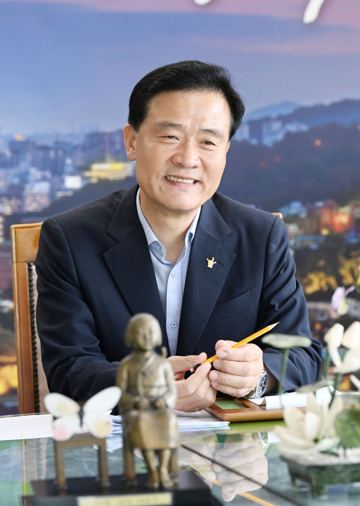 이승로 서울 성북구청장이 지난달 성북구청 집무실에서 서울신문과 민선8기 취임 2주년 인터뷰를 하고 있다. 책상 위의 평화의 소녀상은 김운경, 김서경 부부작가로부터 기증받은 미니어처다. 안주영 전문기자