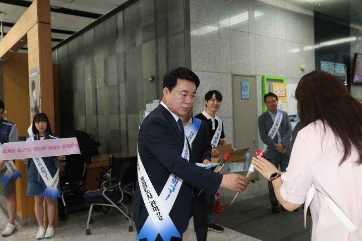 박준희 관악구청장이 지난 15일 구청 로비에서 직원을 대상으로 즐거운 출근길, 열심히 일하는 조직문화 캠페인을 진행하고 있다.   관악구 제공