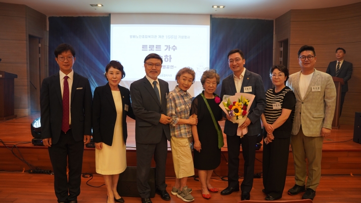 지난 15일 구립 방배노인종합복지관 어르신 일동으로부터 감사패를 받은 고광민 의원(오른쪽에서 세 번째)