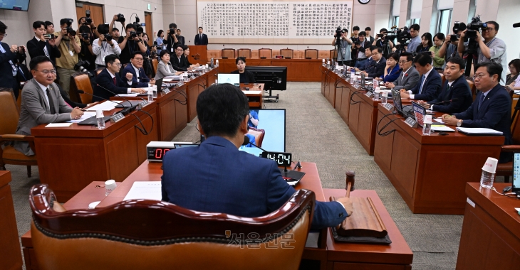 정청래 국회 법제사법위원장이 16일 오후 국회 법사위 전체회의에서 ‘윤석열 대통령 탄핵 국민청원’ 청문회 증인 추가 출석 요구의 건을 상정하고 있다. 2024.7.16안주영 전문기자