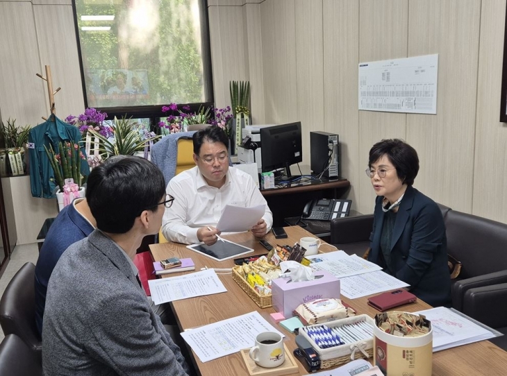 지난 15일 이경숙 서울시의원이 국민의힘 대표실에서 서울시 버스정책과장과 간담회를 진행하고 있는 모습(왼쪽부터 강인철 버스정책과장, 이성배 국민의힘 원내대표, 이경숙 서울시의원)