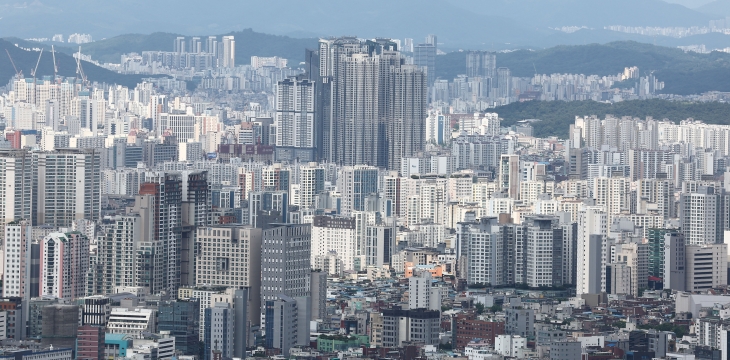 서울과 수도권 집값 상승 폭이 커지면서 지난해 12월 이후 하락세를 이어온 전국 집값이 7개월 만에 상승 전환한 가운데 지난 15일 오후 서울 남산에서 바라본 서울 아파트의 모습. 2024.7.15 연합뉴스