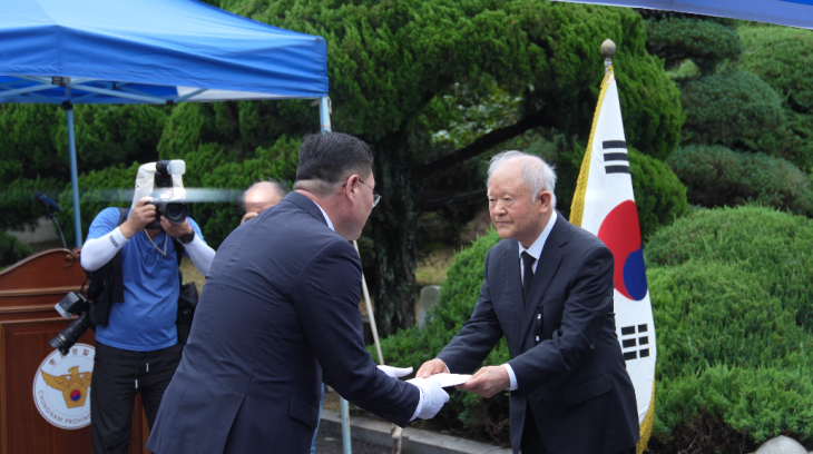 김장수 정무기획비서관이 유족대표에게 윤석열 대통령의 조전을 전달하고 있다.