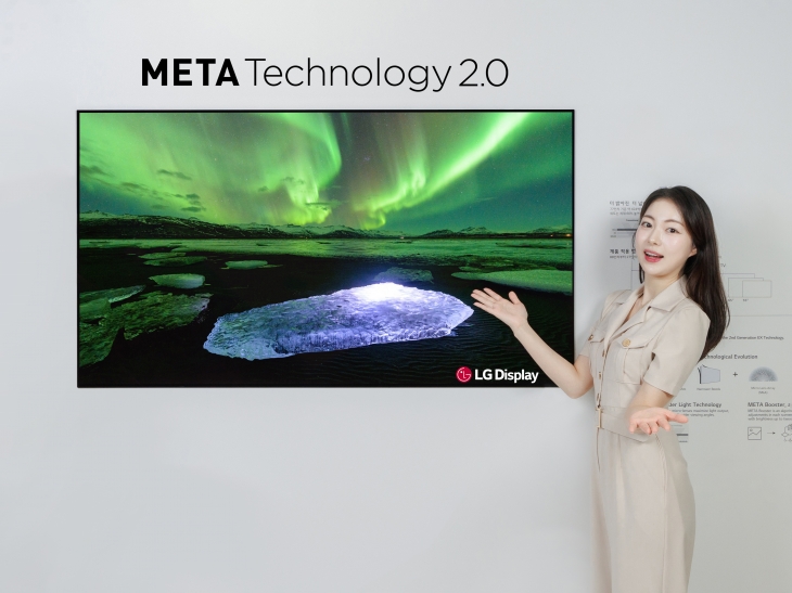 LG디스플레이 모델이 메타 테크놀로지 2.0이 적용된 OLED TV 패널을 소개하고 있다. LG디스플레이 제공