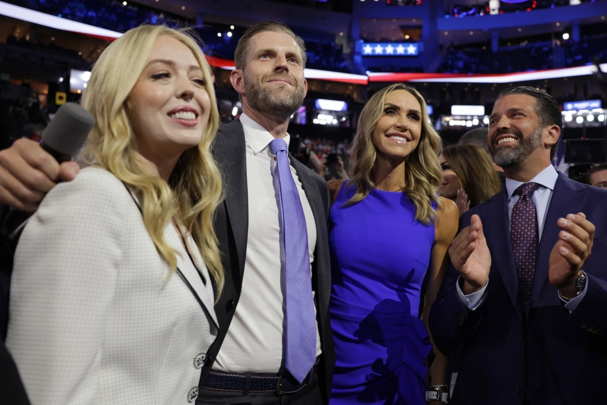 왼쪽부터 티파니 트럼프, 에릭 트럼프, 라라 트럼프, 도널드 트럼프 주니어가 15일(현지시간) 미국 위스콘신주 밀워키 파이서브 포럼에서 열린 공화당 전당대회(RNC) 개막 첫날, 도널드 J. 트럼프 전 대통령의 후보 지명 절차에서 플로리다주 대의원 표를 선언하고 있다. 2024.7.15 밀워키 EPA 연합뉴스