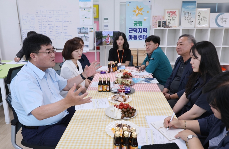 박상수(사진 왼쪽) 강원 삼척시장은 지난달 26일 근덕지역아동센터에서 ‘시장과 함께하는 동네한바퀴’를 열었다. 삼척시 제공