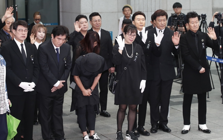 가수 고(故) 현철(본명 강상수)의 발인식이 18일 서울 송파구 서울아산병원 장례식장에서 엄수되고있다. 후배 가수들이 고인과 마지막 인사를 나누고 있다. 2024.7.18 뉴스1