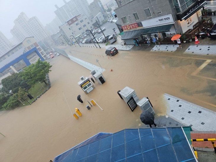 “엄마, 학교가 잠겼어요”