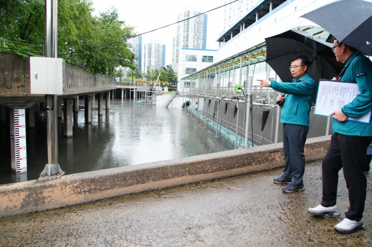 서울 전역에 호우주의보가 내려진 지난 17일 류경기 중랑구청장이 빗물펌프장을 찾아 상황을 점검하고 있다. 중랑구 제공
