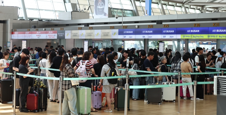 여름 휴가철 시작 붐비는 공항