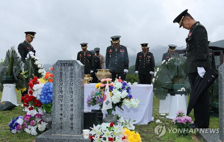 해병대 채수근 상병 순직 1주기를 하루 앞둔 18일 오전 김계환 해병대 사령관과 임성근 전 1사단장 등 군 관계자들이 국립대전현충원을 찾아 채모 상병 묘소를 참배하고 있다. 연합뉴스