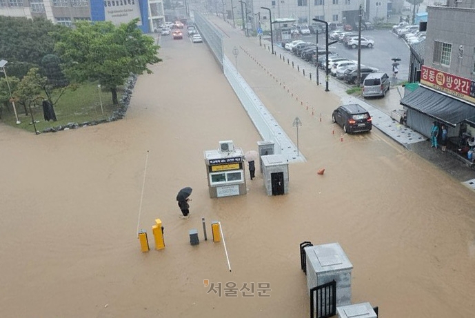 지난 18일 오전 5시 30분을 기해 호우경보가 발효된 충남 당진시 채운동 일대 도로가 물에 잠겨 있다. 당진시는 침수 피해 우려로 이날 오전 역천, 당진천, 남원천, 시곡교 인근 주민들에게 대피 안내 문자를 발송했다. 당진시 제공