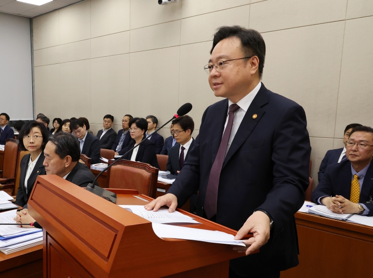 지난 16일 오전 열린 국회 보건복지위원회 전체회의에서 조규홍 보건복지부 장관이 업무보고를 하고 있다. 연합뉴스