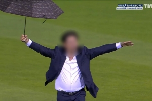 우산 펼친 男, 갑자기 등장…프로야구 경기 중 난입한 관객, 이유는