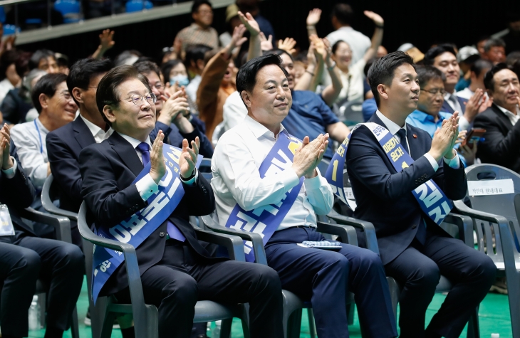 더불어민주당 당대표 및 최고위원 선출을 위한 순회 합동연설회가 열린 20일 오전 제주한라체육관에서 이재명(왼쪽부터), 김두관, 김지수 민주당 당대표 후보가 참석해 박수를 치고 있다. 민주당은 이날 제주도당·인천시당을 시작으로 전국 순회경선을 치른 뒤 내달 18일 전당대회에서 당대표 및 5명의 최고위원을 최종 선출할 계획이다. 2024.07.20. 뉴시스