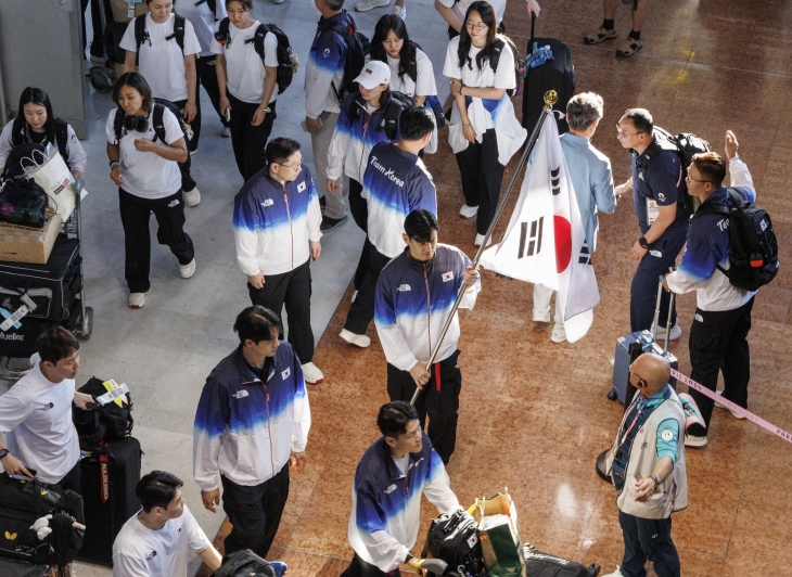 2024 파리올림픽에 출전하는 대한민국 선수단의 주장 구본길이 20일(현지시간) 프랑스 파리 샤를 드골공항 2터미널에 도착해 태극기를 앞세우고 이동하고 있다. 2024.7.20 파리 연합뉴스