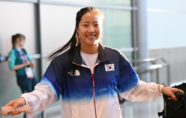 파리올림픽 한국 탁구대표팀 신유빈이 20일(현지시간) 파리 샤를드골 국제공항에서 인터뷰 후 떠나고 있다. 2024.7.20 파리 박지환 기자