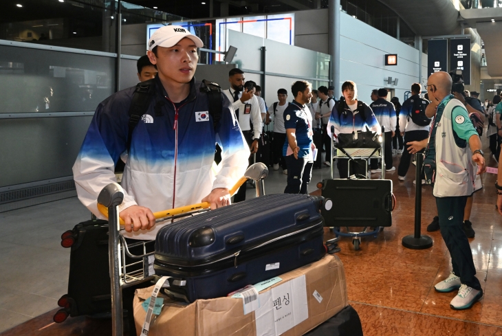 파리올림픽 한국 펜싱 국가대표팀 박상원이 20일(현지시간) 파리 샤를드골 국제공항에서 입국하고 있다. 2024.7.20 파리 박지환 기자