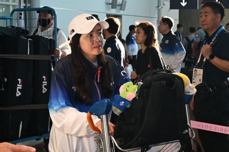 파리올림픽 한국 탁구대표팀 전지희가 20일(현지시간) 파리 샤를드골 국제공항에서 입국하고 있다. 2024.7.20 파리 박지환 기자