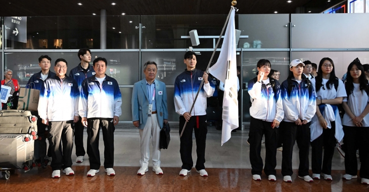 이기흥 대한체육협회 회장(왼쪽에서 다섯번째)을 비롯한 2024 파리올림픽 국가대표 선수들이  20일(현지시간) 파리 샤를드골 국제공항에 입국후 기념촬영을 하고 있다. 2024.7.20 파리 박지환 기자