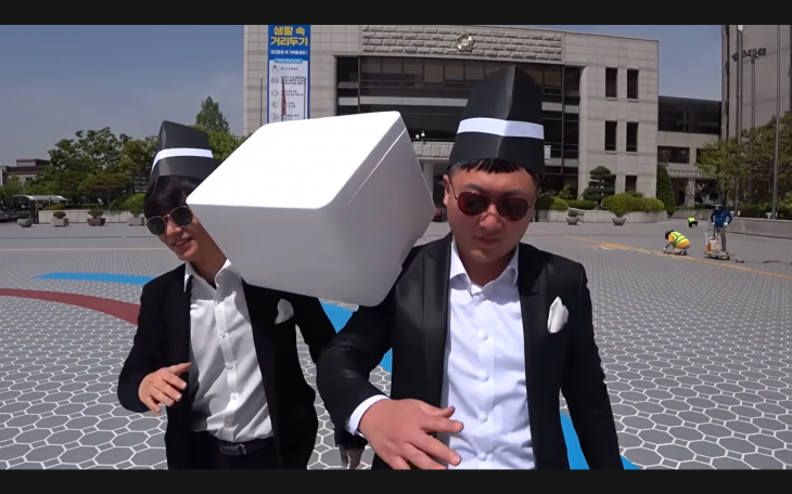 충북 충주시가 제작해 유튜브에서 조회수 1000만회를 넘은 1분 16초짜리 영상 ‘공무원 관짝춤’.  유튜브 캡처