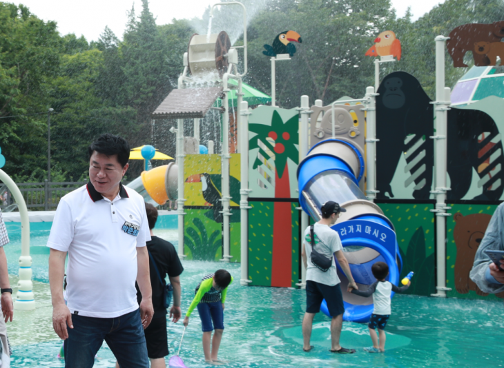 박준희(왼쪽) 서울 관악구청장이 지난 20일 개장한 관악산 신림계곡지구 어린이 물놀이장을 살펴보고 있다. 관악구 제공