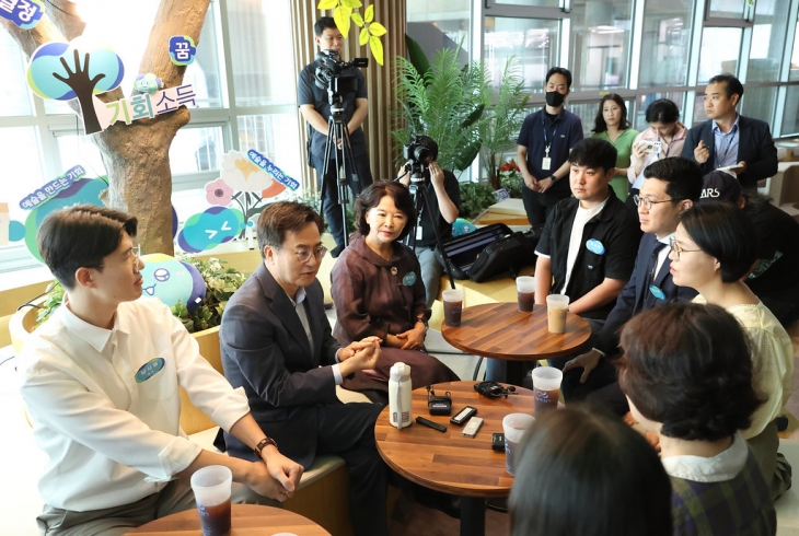 지난해 7월 20일 경기도청 1층 카페(쉼마루)에서 김동연(왼쪽 두 번째) 경기지사가 파주, 안양, 군포, 의왕에 거주하는 예술인 기회소득 수혜자 7명과 간담회를 하고 있다. 경기도 제공