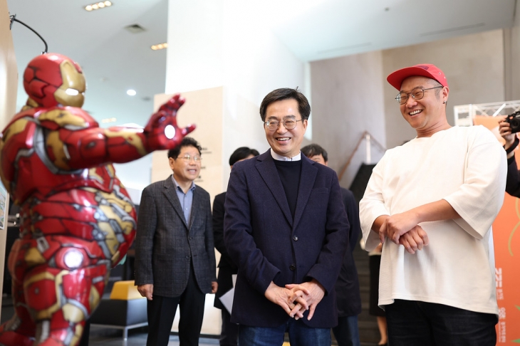 지난해 10월 21일 오후 경기아트센터에서 열린 ‘기회소득 예술인 페스티벌’에 참석한 김동연(앞줄 왼쪽) 경기지사가 미술작품을 관람하고 있다. 경기도 제공