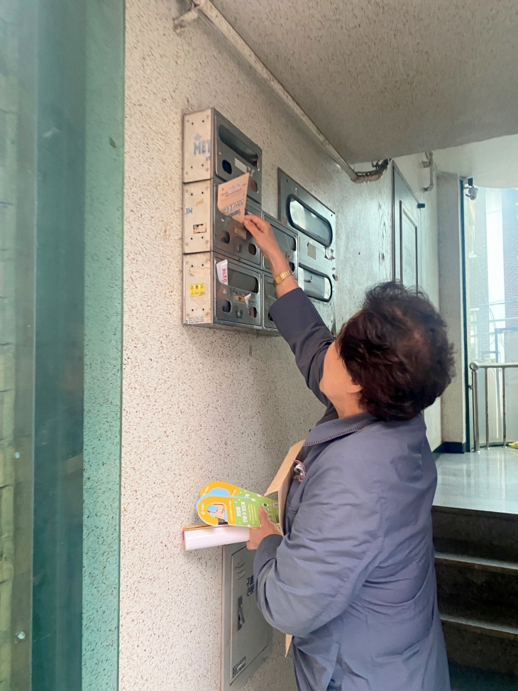 서울 서대문구의 한 반장이 구가 운영하는 복지프로그램을 우편함에 넣고 있다. 서대문구 제공