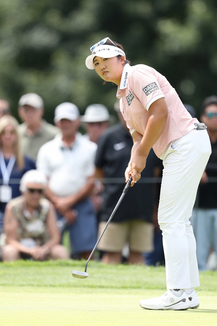 유해란이 22일 LPGA 투어 데이나오픈 최종 4라운드 17번 홀에서 버디 퍼트에 성공하고 있다. AFP 연합뉴스