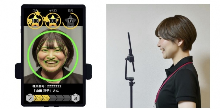 일본 대형 슈퍼마켓 체인인 이온(AEON)이 도입한 대고객 서비스 평가 인공지능(AI) 시스템인 ‘스마일군’을 이용해 웃는 얼굴을 측정하고 점수를 매긴 모습(왼쪽)과 한 직원이 스마일군을 활용해 미소 짓는 법과 인사하는 법을 훈련하는 모습. 이온리테일 홈페이지 캡처
