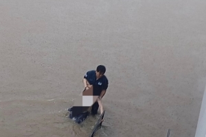 폭우에 하천 뛰어든 여성… 맨몸으로 구한 경찰