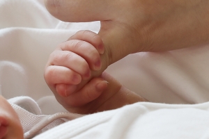 “첫 아이 출산 적령기, 30대 초반”…넘기면 이런 위험 있다