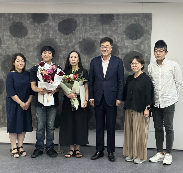 정문헌(왼쪽 네 번째) 서울 종로구청장이 지난 19일 구청사에서 동물복지 증진을 위해 애쓴 유공자를 표창하고 기념사진을 찍고 있다. 종로구 제공