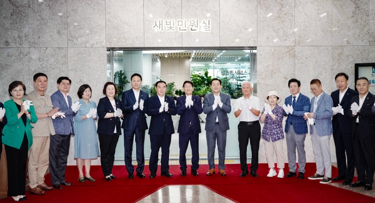 이재준 시장이 지난해 7월 수원시청에서 열린 새빛민원실 개관식에서 참석자들과 함께 포즈를 취하고 있다. 수원시 제공