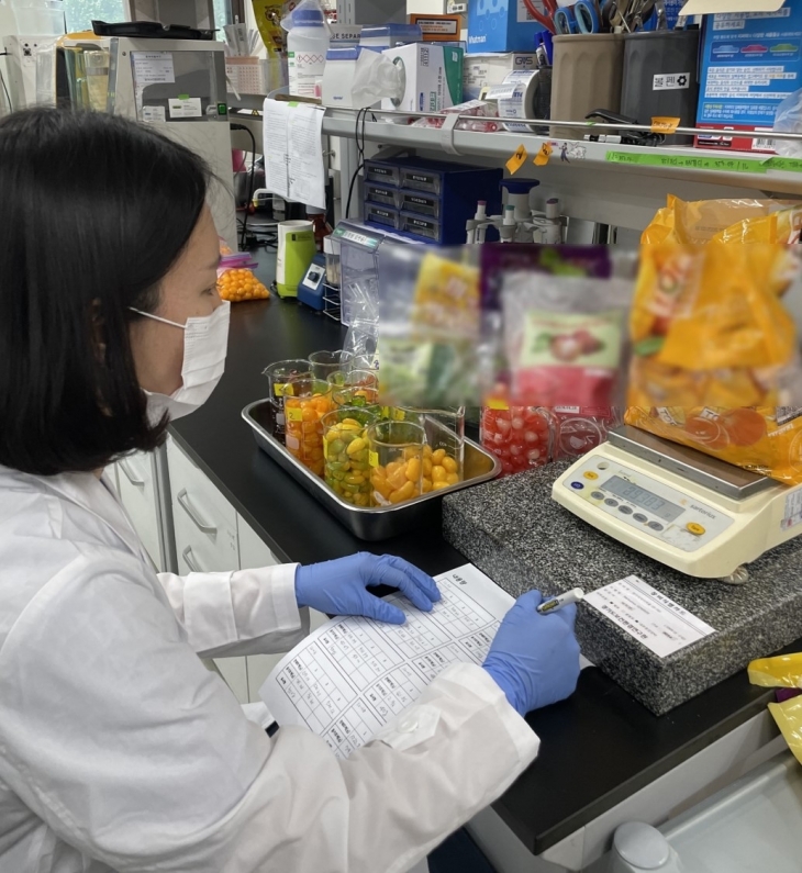 경기도보건환경연구원 연구원이 온라인에서 판매 중인 까먹는 젤리를 검사하고 있다.