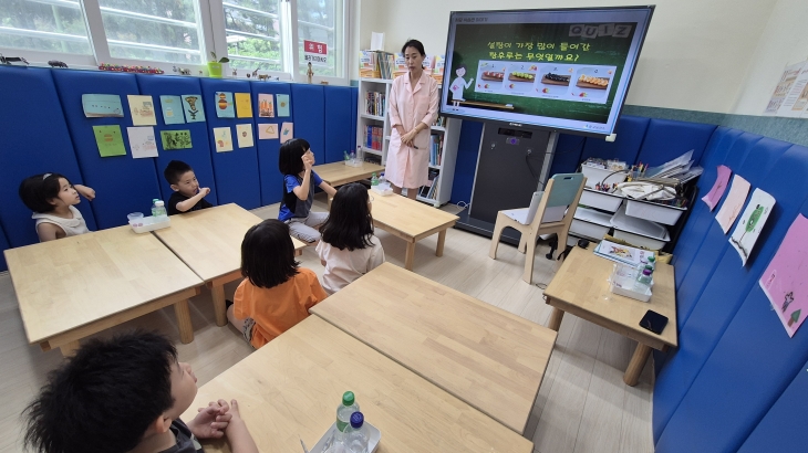 서울 중구 관계자가 한 우리동네 키움센터에서 초등학생에게 영양교육을 하고 있다.   중구 제공