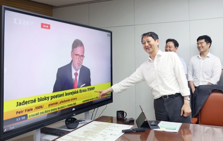 안덕근 산업통상자원부 장관을 비롯한 산업부 주요 간부들이 17일 밤 한국수력원자력이 체코 원전 우선협상대상자로 선정됐다는 현지 발표 방송을 보면서 환호하고 있다. 2024.7.18 산업통상자원부 제공.