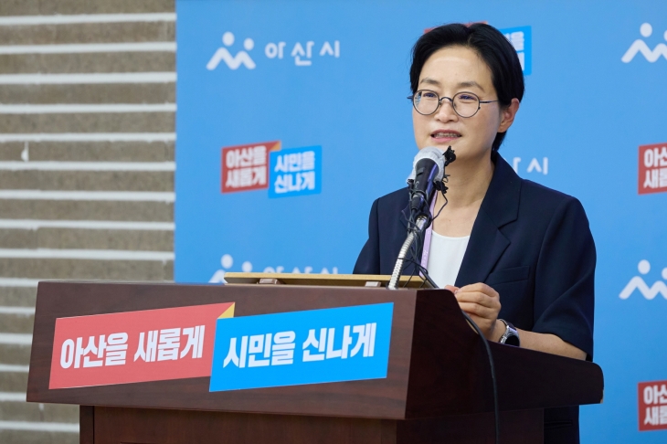 이현경 아산시 문화복지국장이 기자회견을 하고 있다. 시 제공