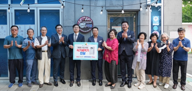 BNK경남은행이 ‘500원 식당’을 운영하는 블라썸여좌사회적협동조합에 식기세척기 지원하고 있다. 2024.7.23. BNK경남은행 제공