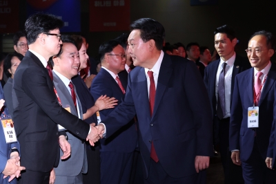 윤 대통령, 與전당대회 참석…한동훈 등과 악수한 뒤 “원팀” 강조