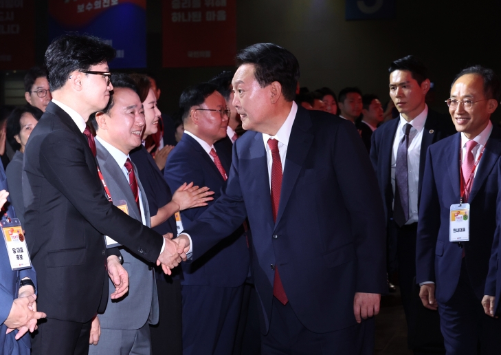 윤석열 대통령, 한동훈 당대표 후보와 인사