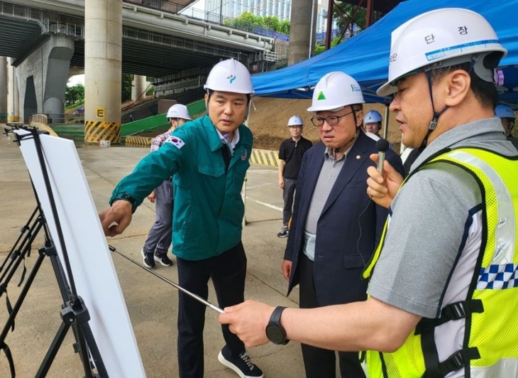 지난 22일 강남병 고동진 국회의원, 이향숙, 우종혁 구의원과 폭우 안전사고에 대비하고, 진척도 확인 등을 위해 지역 내 도시 인프라 개선 공사 현장을 찾은 김길영 의원