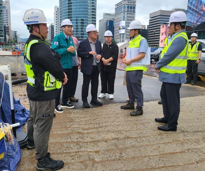 지난 22일 강남병 고동진 국회의원, 이향숙, 우종혁 구의원과 폭우 안전사고에 대비하고, 진척도 확인 등을 위해 지역 내 도시 인프라 개선 공사 현장을 찾은 김길영 의원