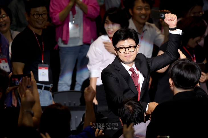 국민의힘 당 대표 등을 뽑는 제4차 전당대회가 23일 오후 경기 고양시 일산서구 킨텍스에서 열려 한동훈 당 대표 후보가 입장하고 있다. 2024.7.23 홍윤기 기자