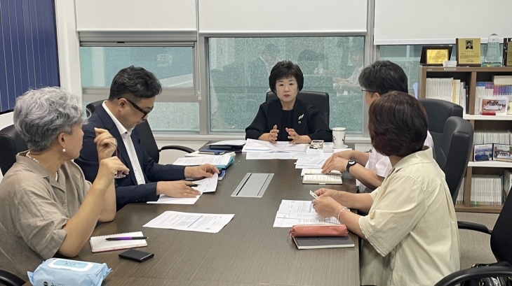 황진희 경기도의회 교육기획위원장이 정담회를 하는 모습. 경기도의회 제공