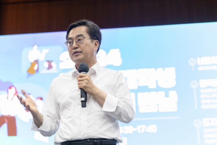 김동연 지사는 23일 판교에 있는 경기창조경제혁신센터 국제회의장에서 경기도 내 30개 대학 총학생회장단 70명과 이야기를 나누고 있다. (경기도 제공)