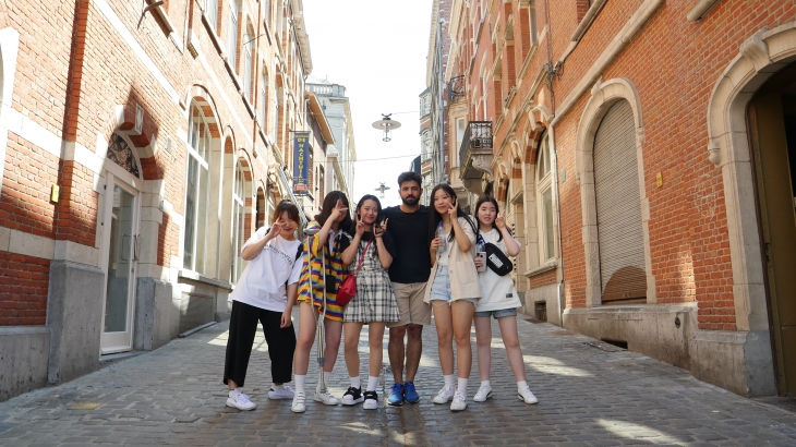 강원 화천군은 지난 2015년부터 매년 중학생, 고교생이 세계 명문대학을 탐방하는 청소년 해외 배낭연수를 진행하고 있다. 사진은 지난해 벨기에로 배낭연수를 간 학생들이 기념촬영을 하는 모습.  화천군 제공