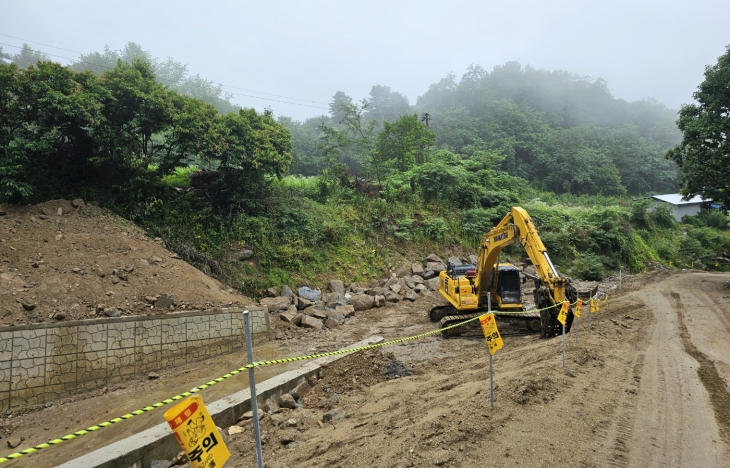 지난해 집중호우로 산사태가 발생했던 경북 예천군 벌방리 곳곳에서 지난달 23일 중장비들이 복구작업을 하고 있다. 예천 뉴스1