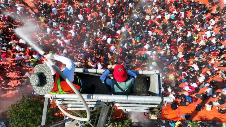 화천 토마토축제의 백미인 ‘황금반지를 찾아라’ 이벤트에 많은 관광객이 몰려 있다. 올해 축제는 다음달 1~4일 열린다.  화천군 제공